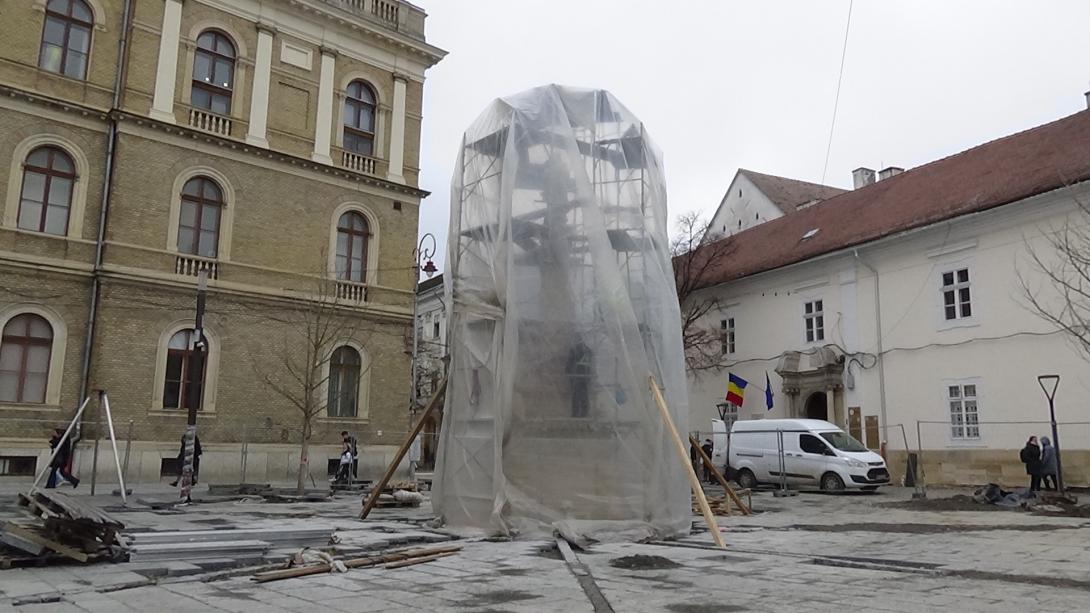 VIDEÓ – Felállványozott és védőburkolattal körbevett Mária-szobor és fogadalmi oszlop