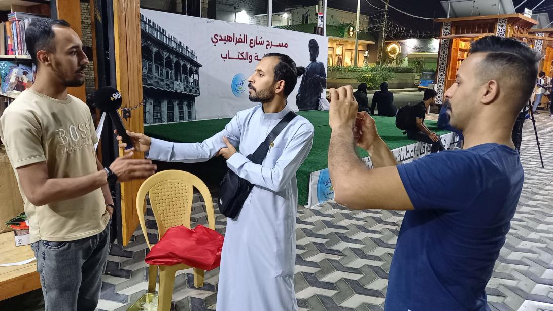 Bászrai házigazdám, Ali Aziz, szabadúszó újságíró. Ilyen szerencsét! Ali éppen videóinterjút készít a könyvkiállítás egyik szervezőjével (A szerző felvételei)