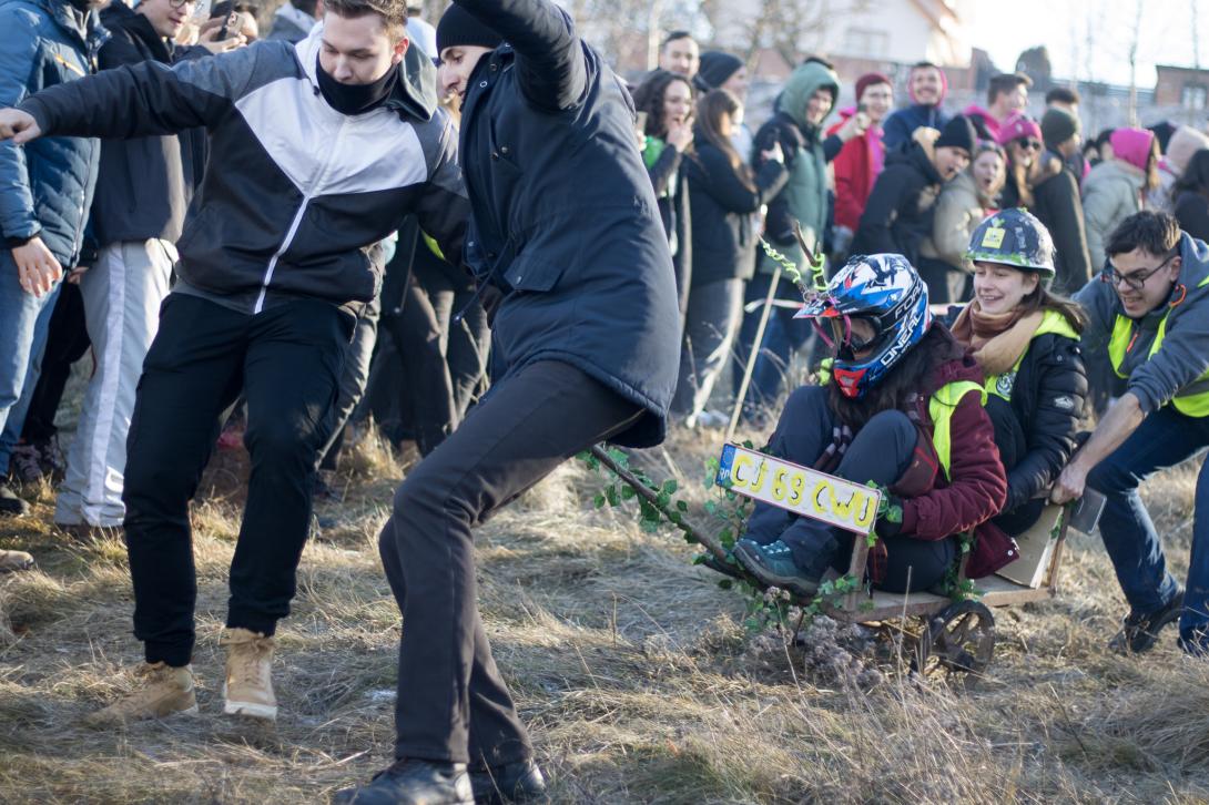 FOTÓRIPORT – Fesztelen jókedv, lenge öltözet, széteső szánok – ellepték a kolozsvári egyetemisták a Törökvágást a 10. Téli majálison